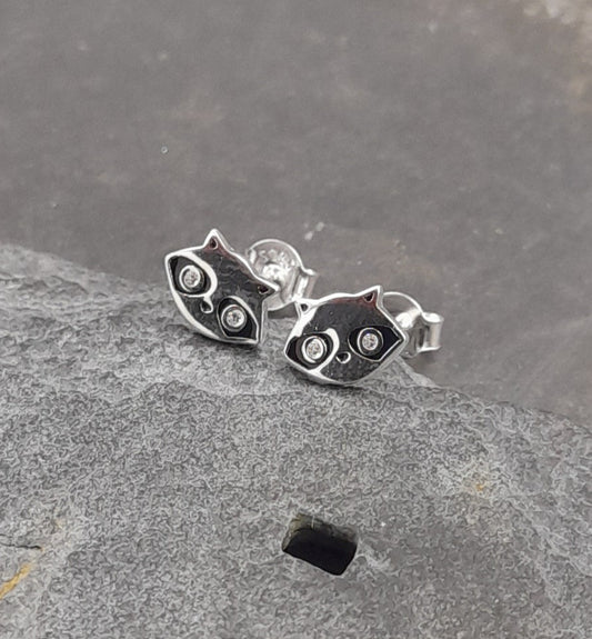 SS752B - 9 X 6MM BLACK EYED CAT CZ STUD