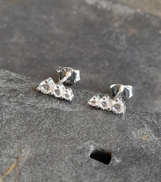 SS753B - VARIGATED 3 ROW CLEAR CZ STUD 8MM